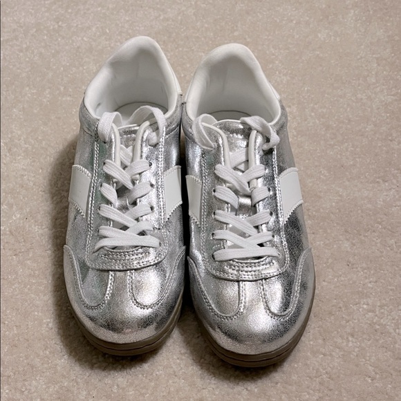 Universal Thread Silver and White Casual Sneakers - Picture 1 of 4